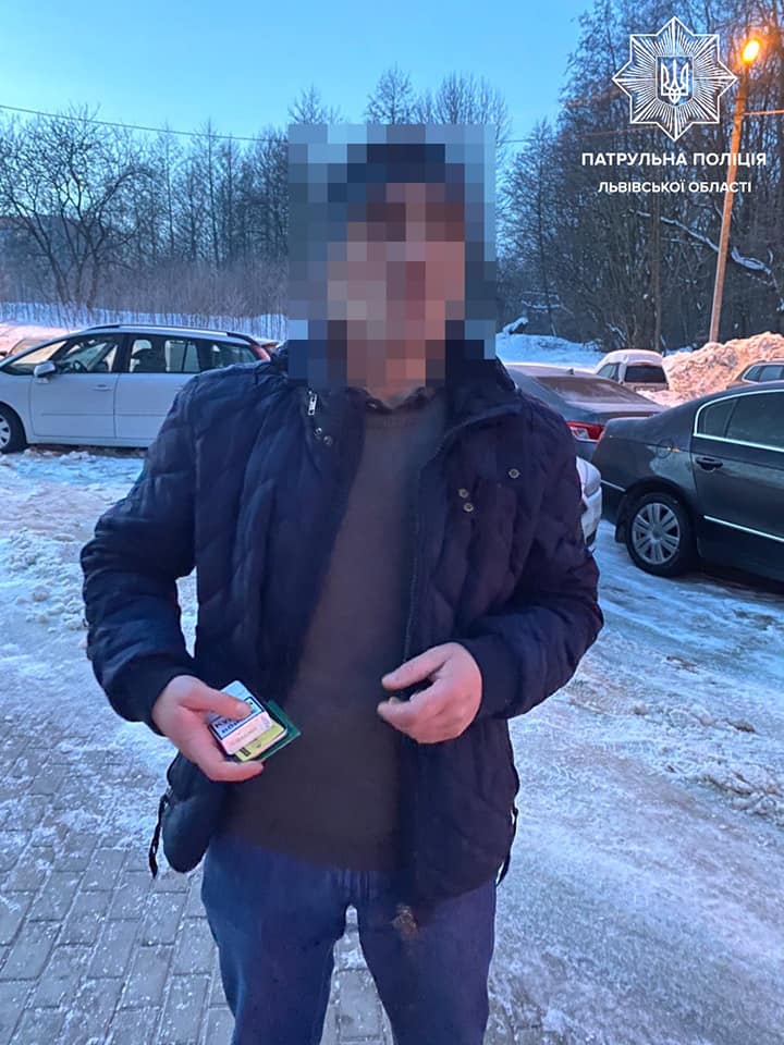 Во Львове подозреваемый в краже авто закопался в снег, прячась от полиции. Его нашли