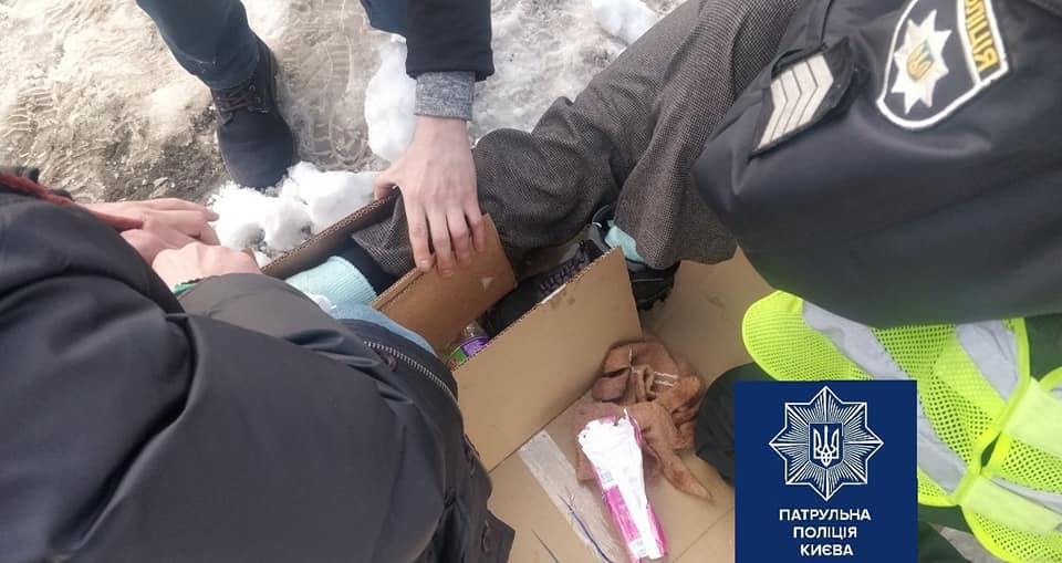 Последствия ДТП в Киеве – помощь пострадавшему (Фото: Facebook патрульной полиции) Последствия ДТП в Киеве (Фото: Facebook патрульной полиции)