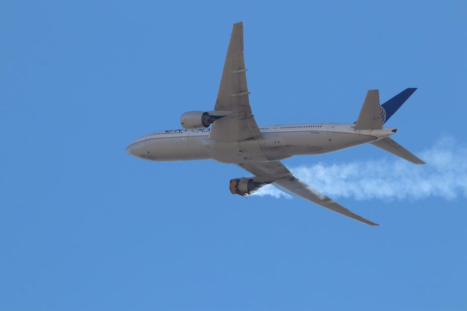Boeing 777 United Airlines c гоярщим двигателем (Фото – EPA)