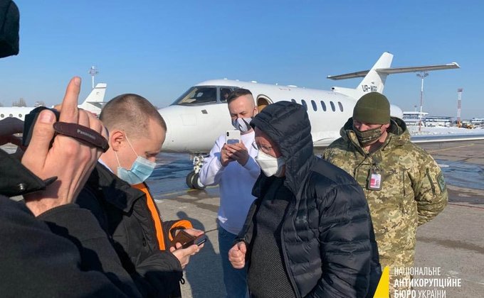 НАБУ сняло с самолета бывшего первого замглавы ПриватБанка. Хотел сбежать из Украины: фото