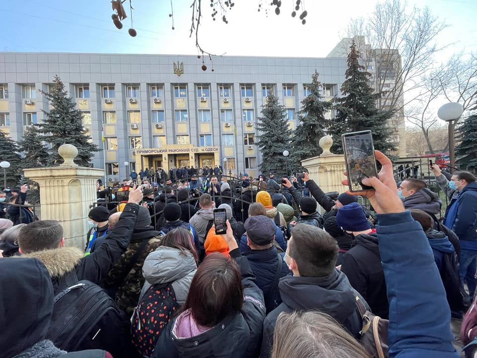 Суд над Стерненко (фото – Иван Оберемко, Facebook) Стерненко выносят первый приговор. У суда в Одессе собрались его сторонники – трансляция