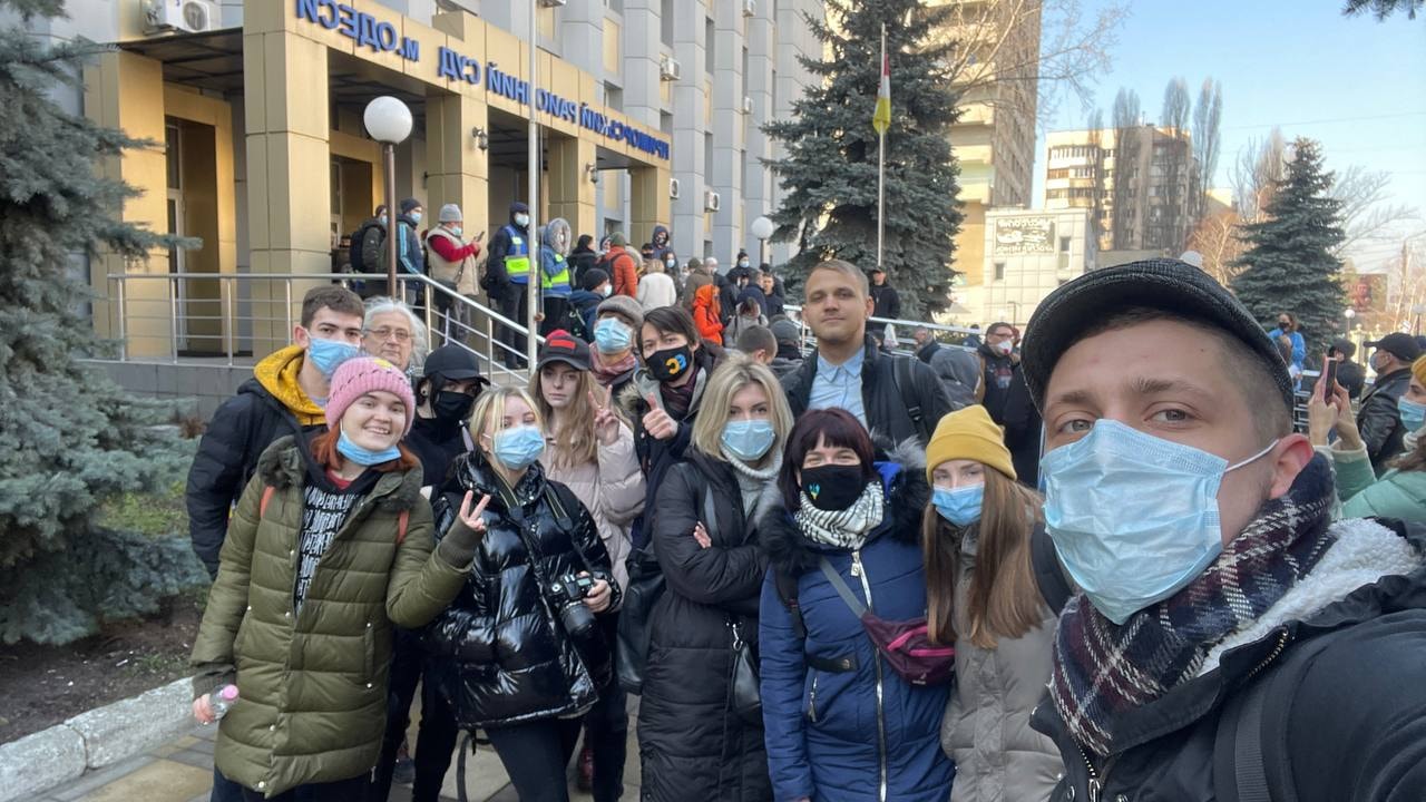 Суд над Стерненко (фото – Вірослав Цюпяк, Facebook) Стерненко выносят первый приговор. У суда в Одессе собрались его сторонники – трансляция