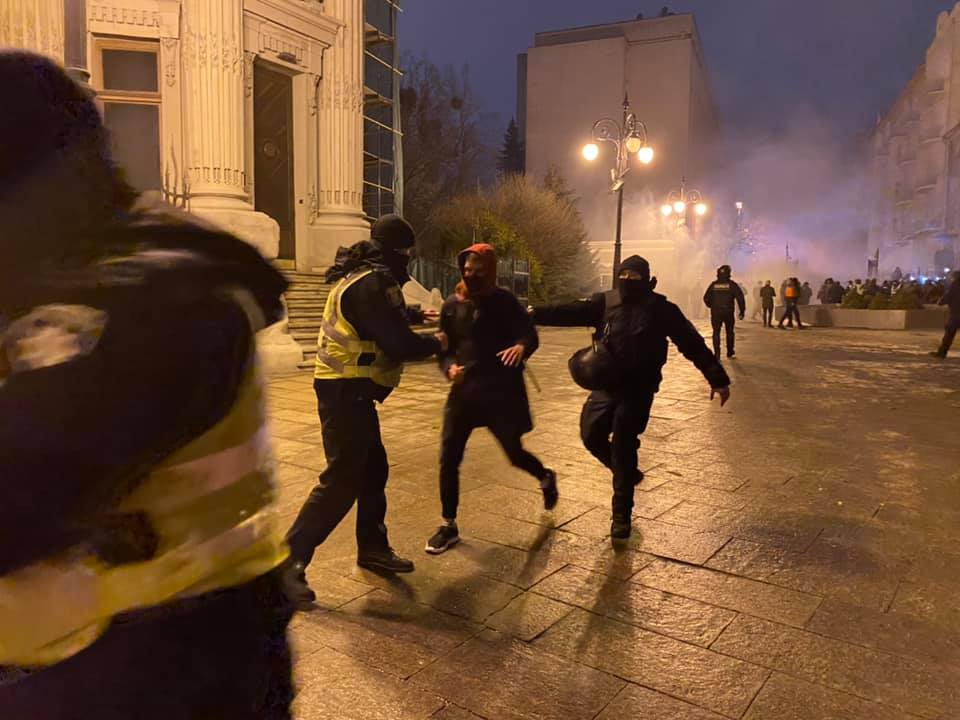 Фото: facebook.com/ustinova.alexandra Столкновения в Киеве на акции за Стерненко. Задержаны 17 человек, открыто дело