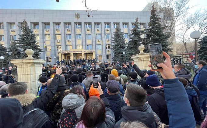 Стерненко выносят первый приговор. У суда в Одессе собрались его сторонники – трансляция