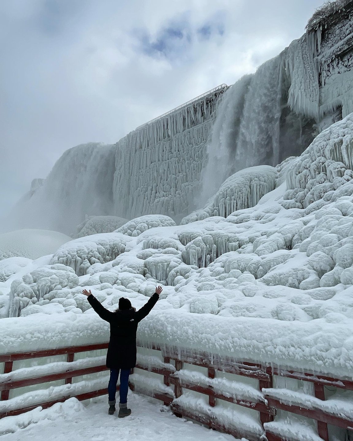 Ниагарский водопад (фото – @jlm89, niagarafallsstatepark.com) Ниагарский водопад частично замерз – фото, видео