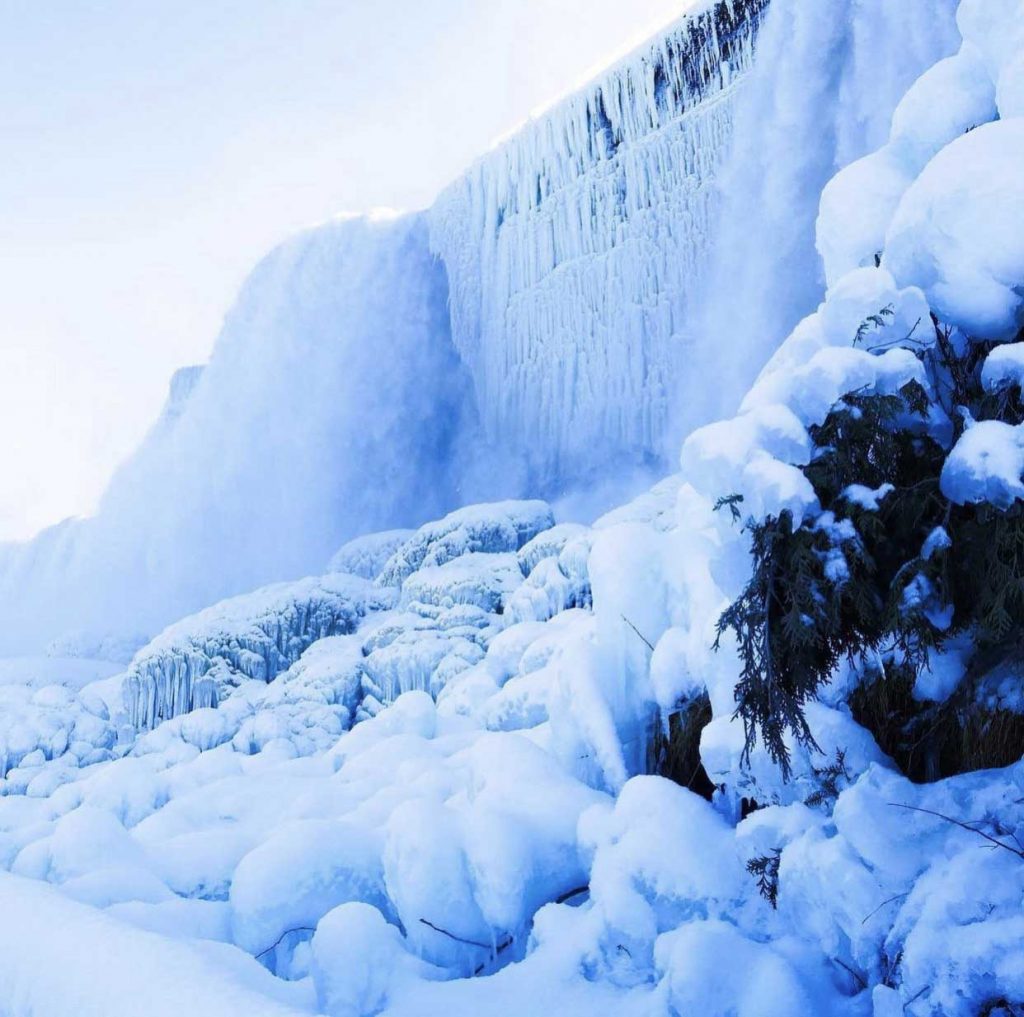 Ниагарский водопад (фото – visitbuffaloniagara.com) Ниагарский водопад частично замерз – фото, видео
