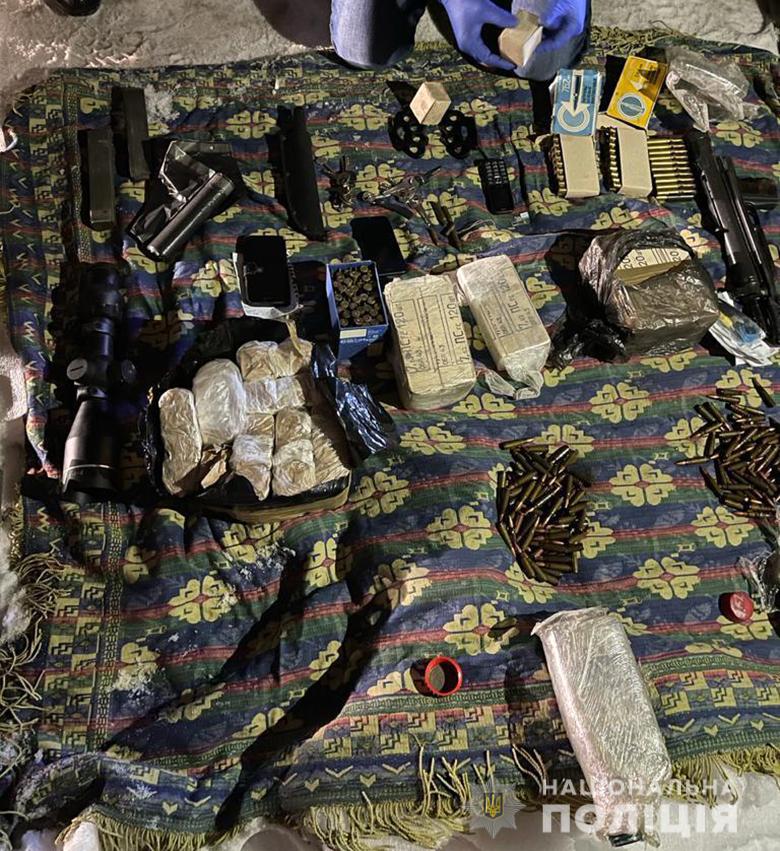 Полиция заявила о задержании в Киеве торговца оружием и гранатами: фото