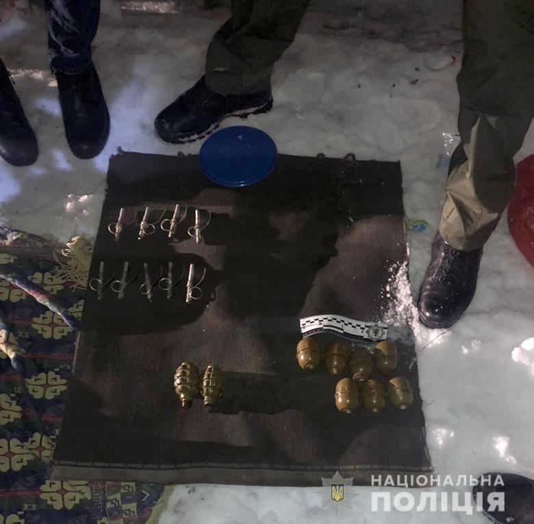 Полиция заявила о задержании в Киеве торговца оружием и гранатами: фото