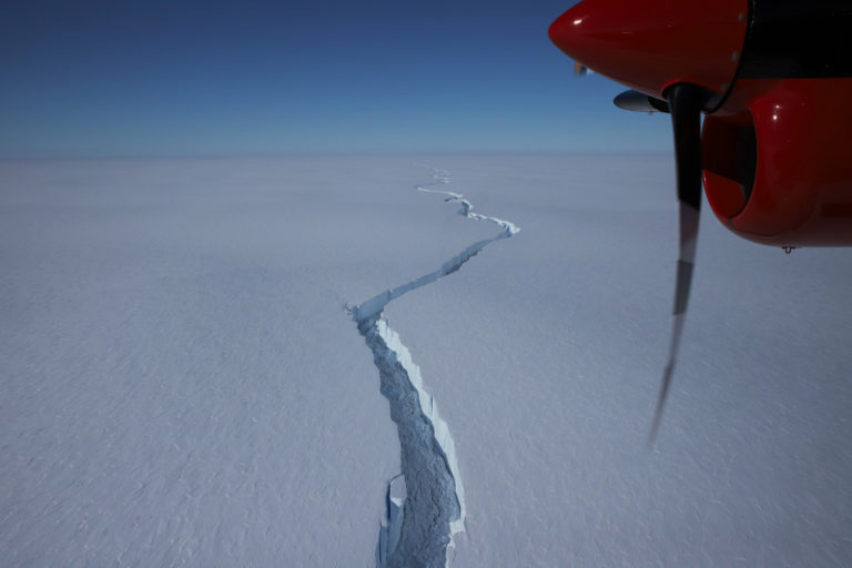 В Антарктиде откололся огромный айсберг: он больше Киева – карта, фото, видео