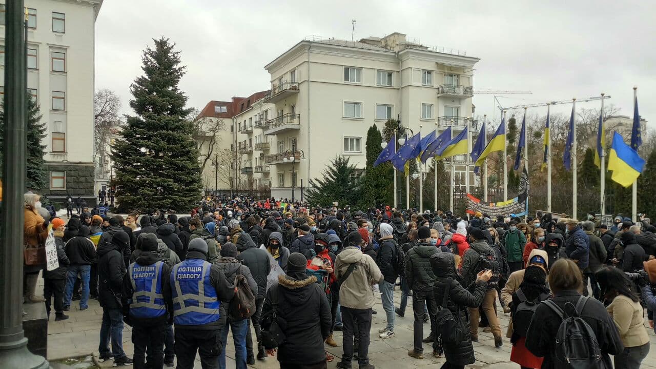 В Киеве на Банковой началась акция протеста из-за приговора Стерненко (ФОТО, ТРАНСЛЯЦИЯ) 1