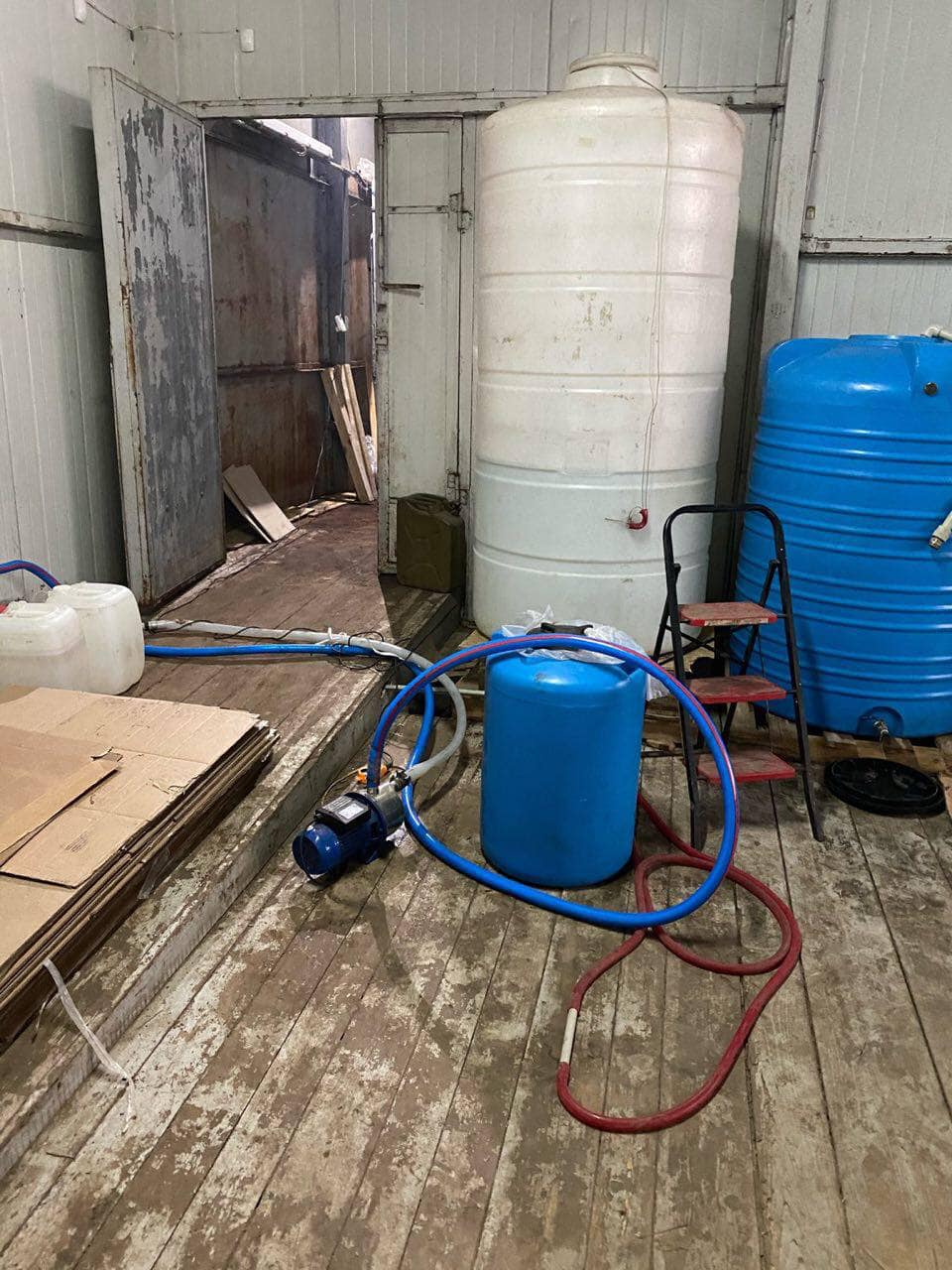 Оборудование в цеху (фото – facebook.com_chubenko21) Снабжали кафе и магазины. В Харькове раскрыли подпольный алко-цех: фото