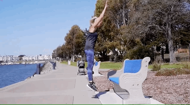 Бурпі з упором на лавку, фрагмент з відео UrbanJane
