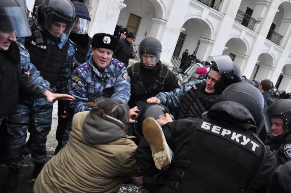 Беркут разгоняет активистов, фото: Зеркало недели