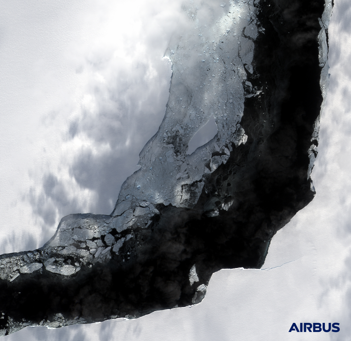 Как откололся айсберг-гигант. Спутник прислал детальные фото разлома в Антарктиде