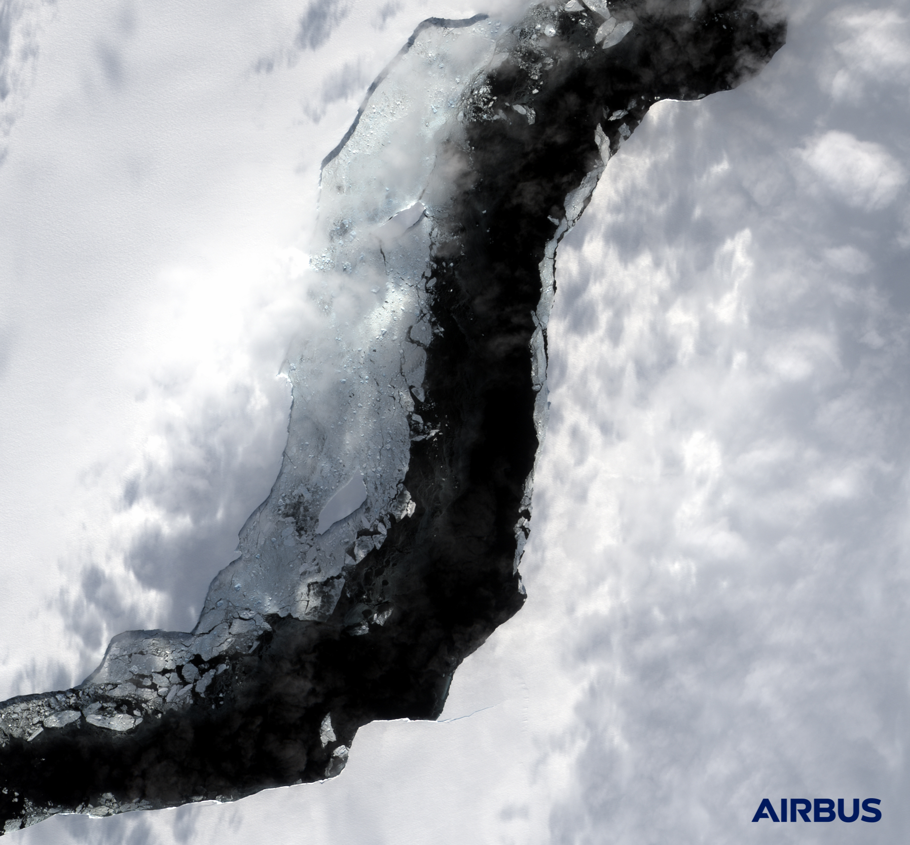 Гигантский разлом в Антарктиде (Фото: Twitter Airbus/Vision-1)