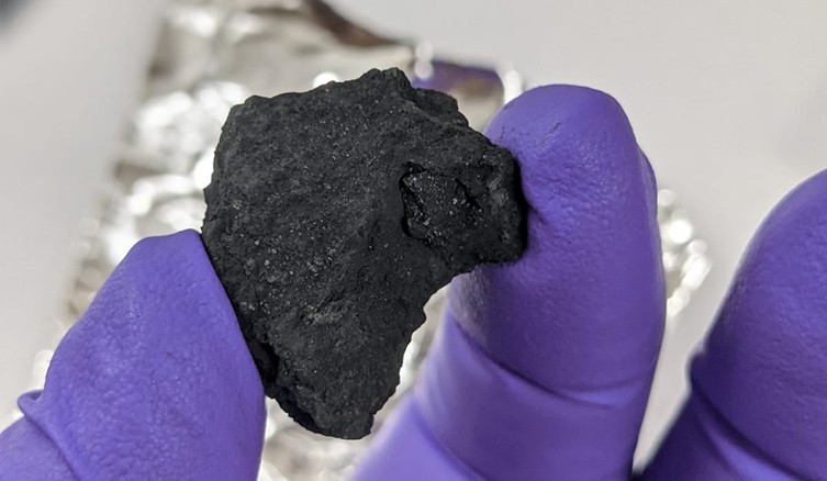 В Англии нашли метеорит: он очень редкий и может содержать "кирпичики жизни" – фото 