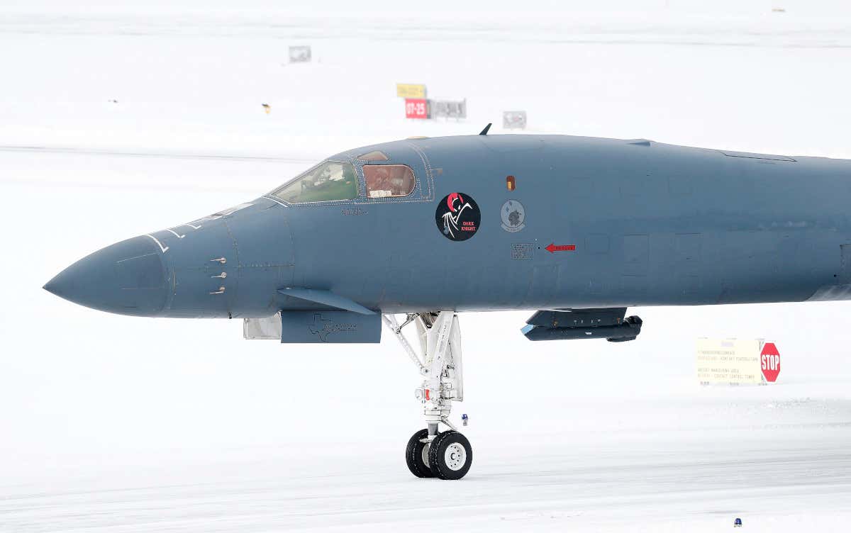 Вызов для России. Бомбардировщик ВВС США впервые сел в арктической части Норвегии – фото 
