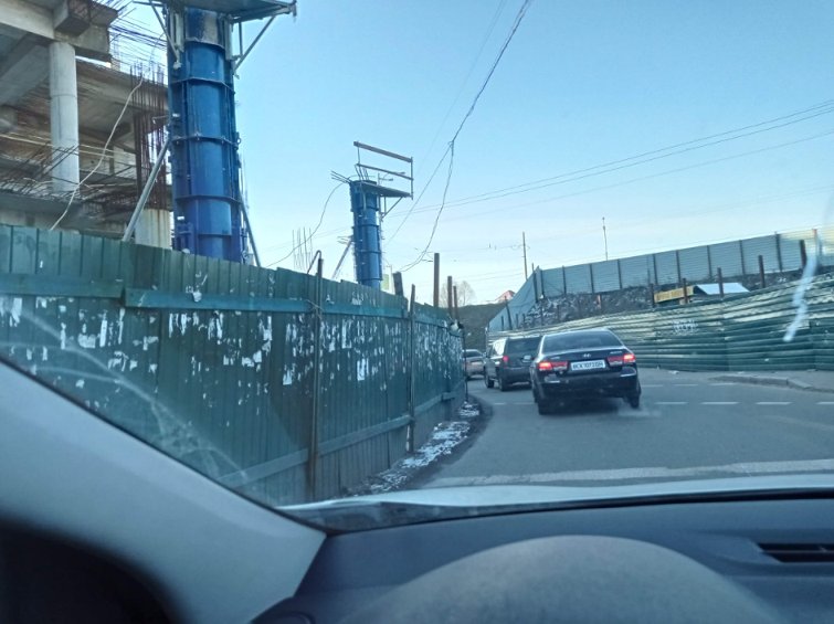 В Киеве возобновили строительство ТРЦ на проезжей части: фото