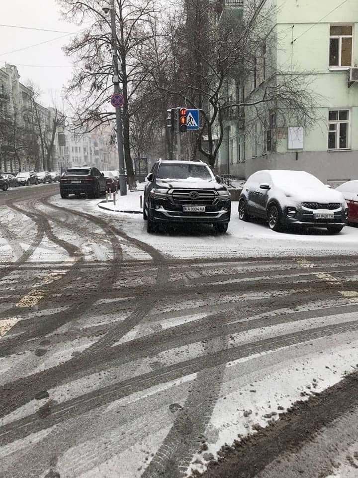 Фото: facebook.com/mixailotkach Арахамия припарковал автомобиль на пешеходном переходе. Полиция выписала штраф: фото