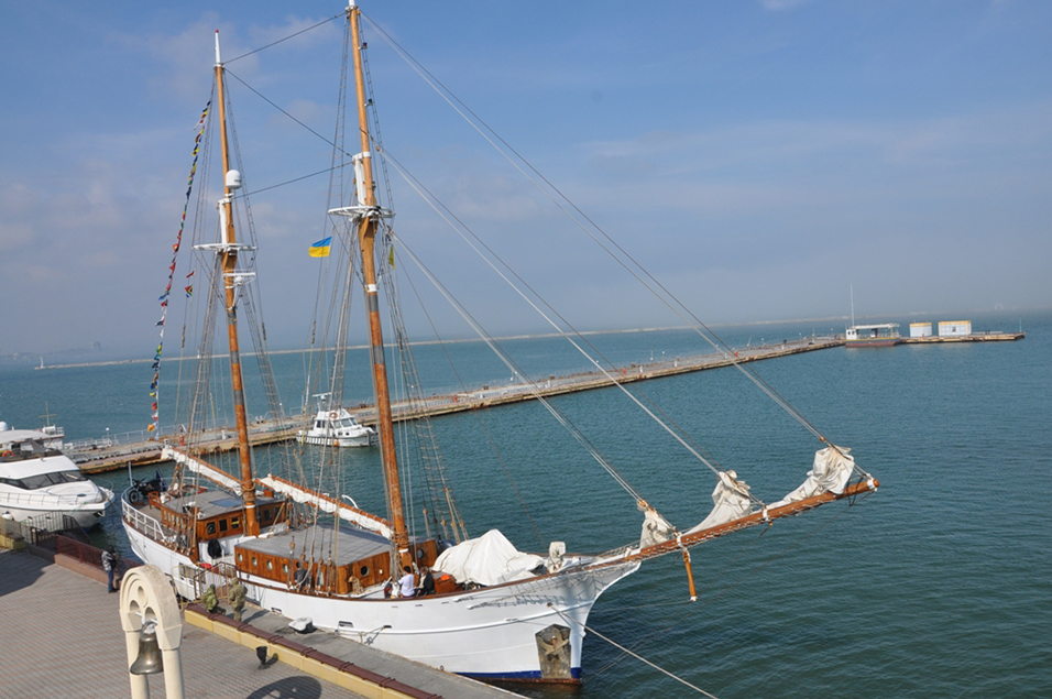 Сенсация в одесском порту (источник – port.odessa.ua) В Одессу под флагом Маршалловых островов зашла на ремонт парусная яхта 1916 года – фото