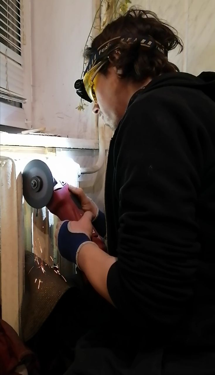 Африканський їжак застряг у батареї в Києві. Фото Kyiv Animal Rescue Group