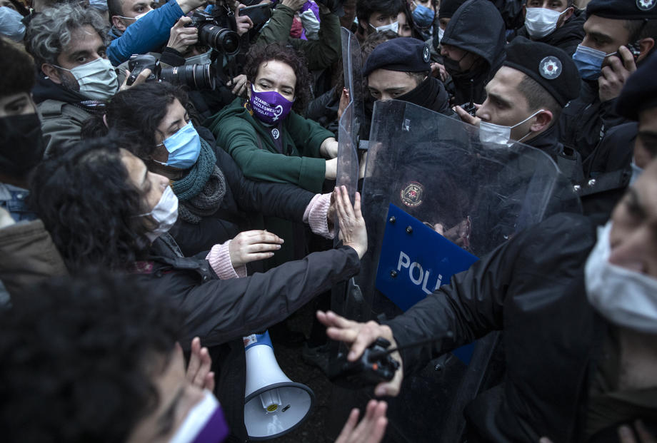 Протесты в Турции против выхода из Стамбульской конвенции (Фото – EPA – Erdem Sahin) (2)