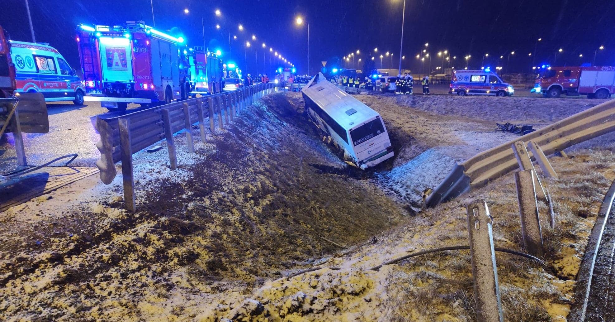 Пострадала часть пассажиров автобуса (фото – facebook.com_PogotowieRatunkowewPrzemyslu)