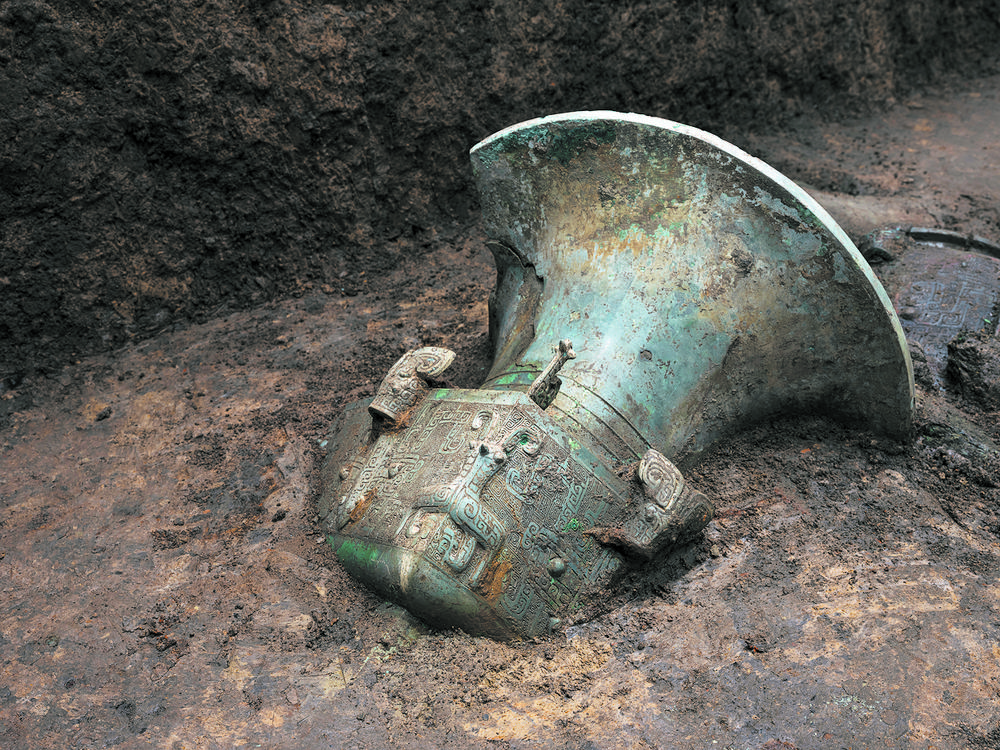 В Китае в "жертвенных ямах" нашли 3000-летнюю золотую маску и еще 500 артефактов: фото