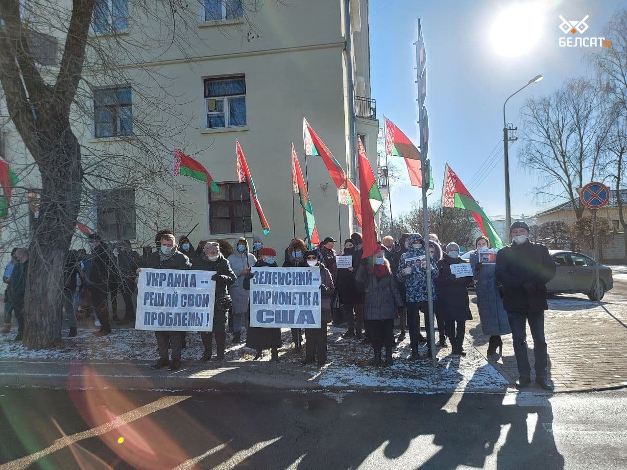 "Руки прочь от Беларуси". Фанаты Лукашенко устроили митинг, обвиняют "фашистов из Украины"
