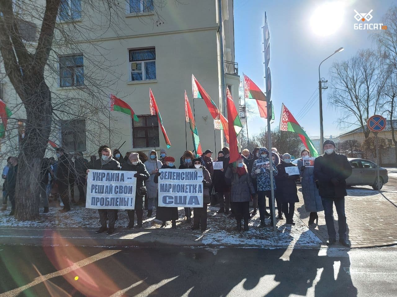 Протестующие с плакатами (фото – telegram_Белсат)