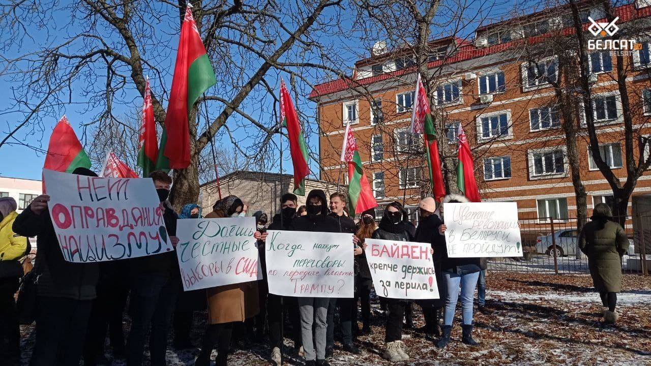 "Руки прочь от Беларуси". Фанаты Лукашенко устроили митинг, обвиняют "фашистов из Украины"