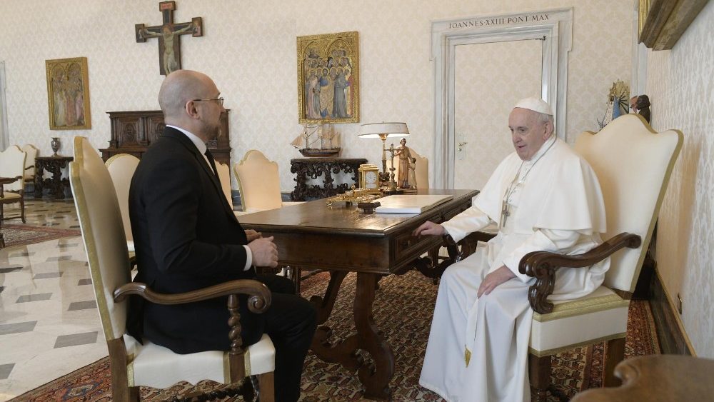 Папа Римский встретился с премьер-министром Украины - говорили о коронавирусе и Донбассе (ФОТО, ВИДЕО) 1