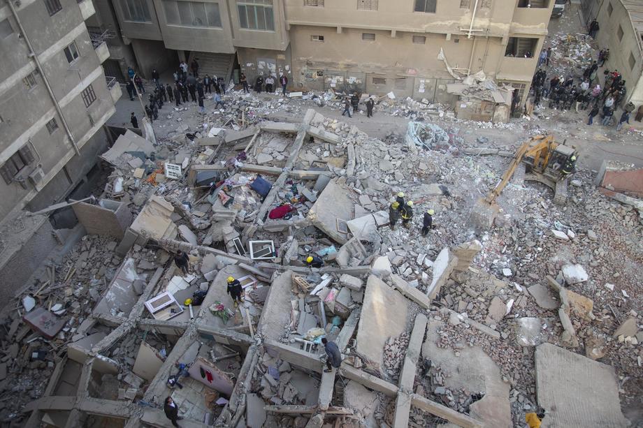 В Каире обрушился девятиэтажный дом: погибли 18 человек – фото