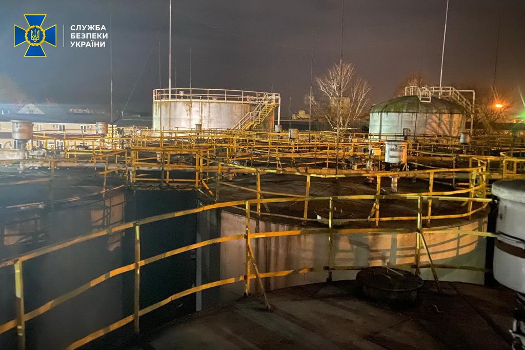 Фальсифицированные нефтепродукты в Киевской области (Фото: пресс-служба СБУ)