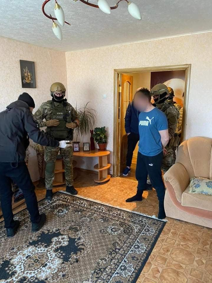 Фото – пресс-служба Нацполиции В Рубежном водитель мопеда бросил в полицейских гранату, его задержали: фото