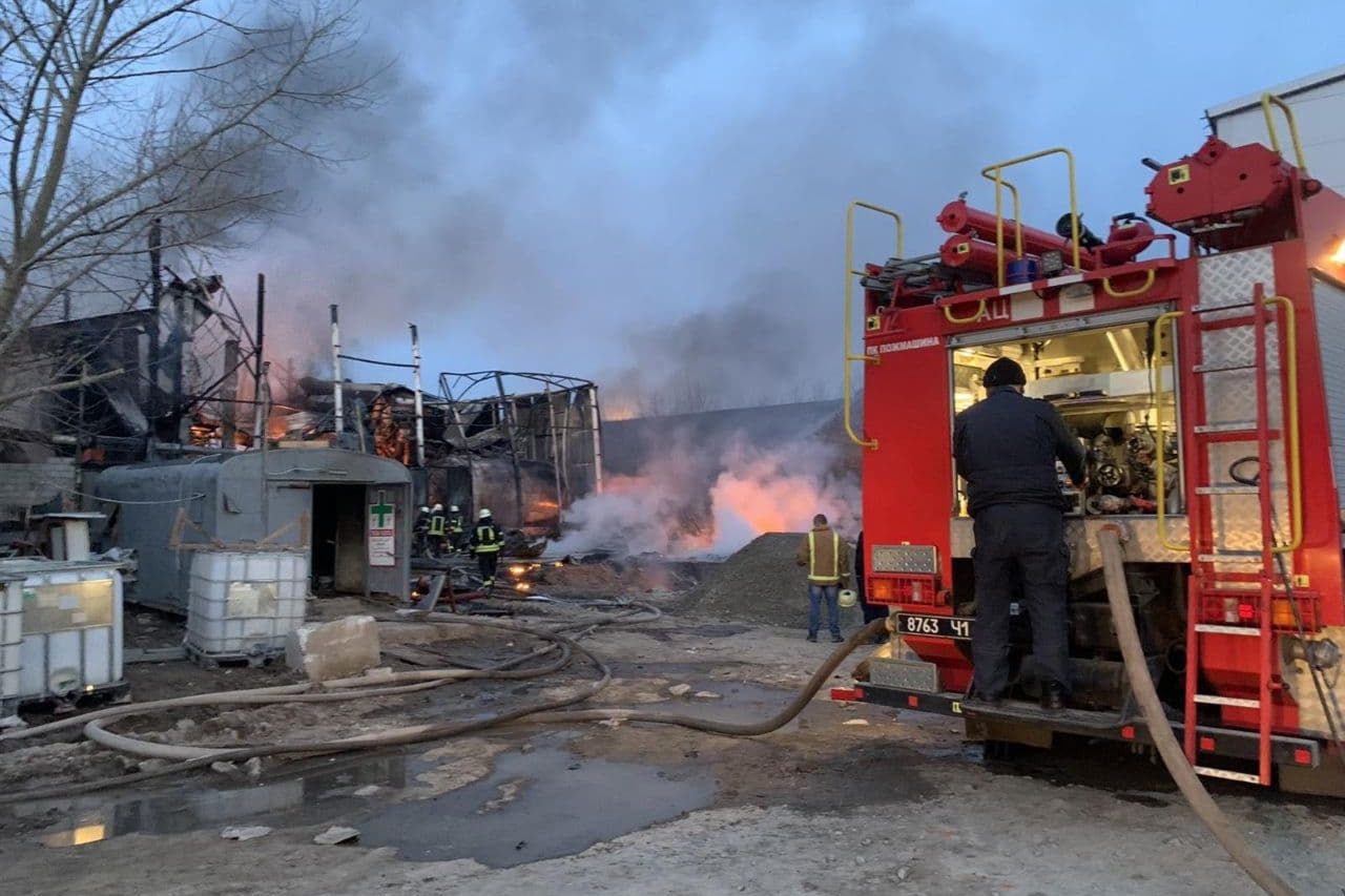 На заводе в Харькове произошел взрыв: разрушено здание, есть погибший – фото, видео