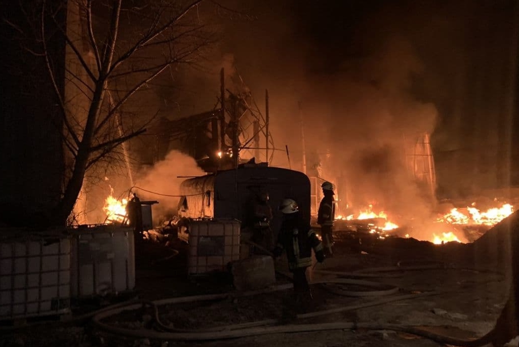 На заводе в Харькове произошел взрыв: разрушено здание, есть погибший – фото, видео