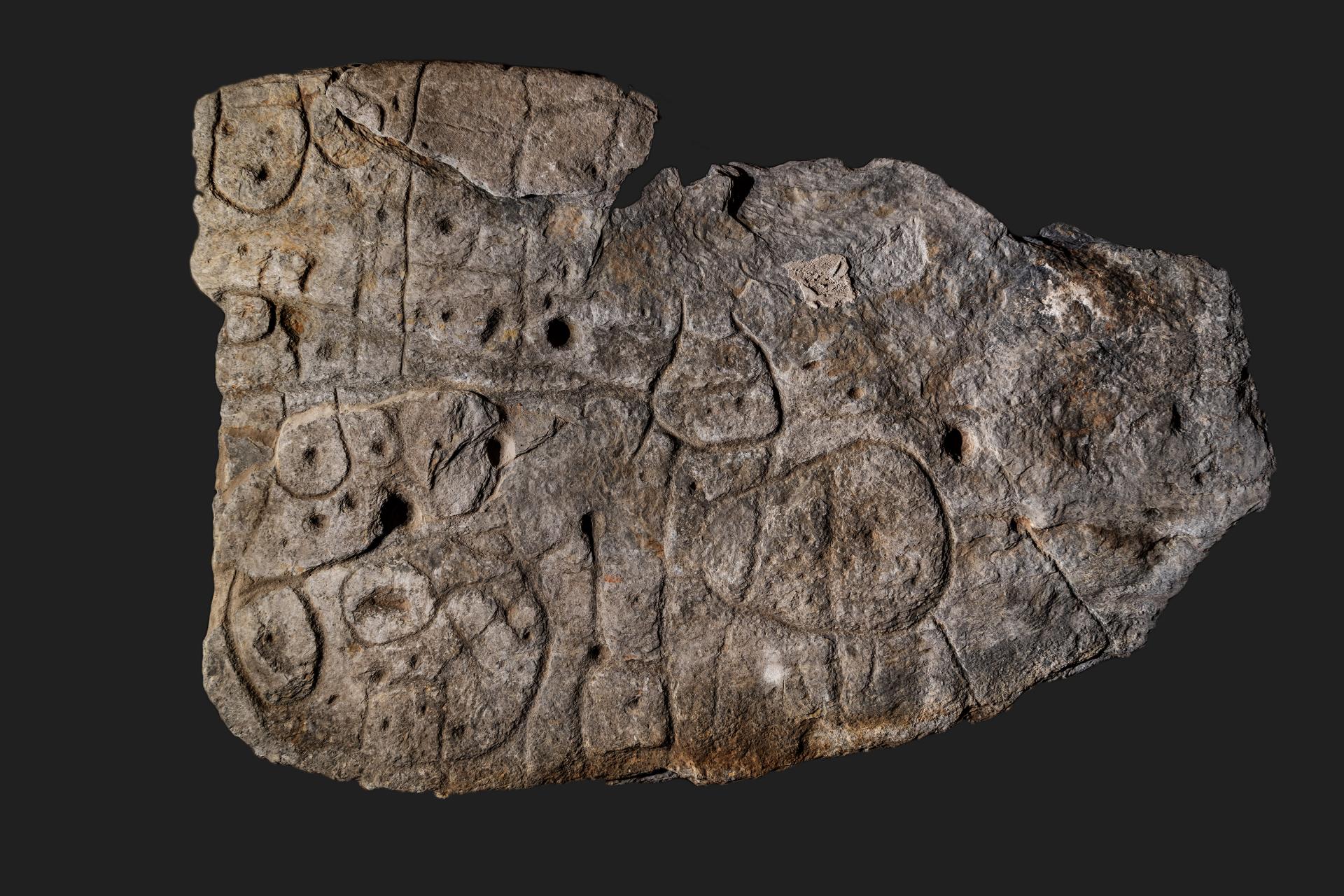 Во Франции обнаружили каменную плиту с узорами: оказалась древней 3D-картой Европы – фото