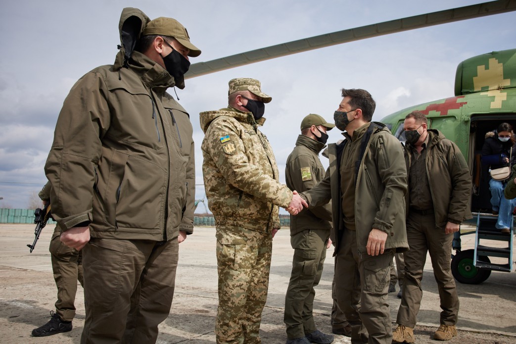Зеленский поехал в места эскалации на Донбассе. Хочет поддержать боевой дух военных