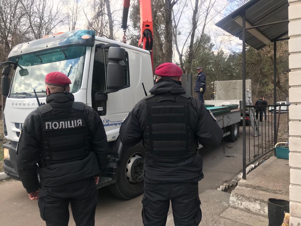 Облава на охранную фирму, связанную с Медведчуком (фото – LIGA.net) Полиция устроила облаву на охранную фирму, связанную с Медведчуком: фото