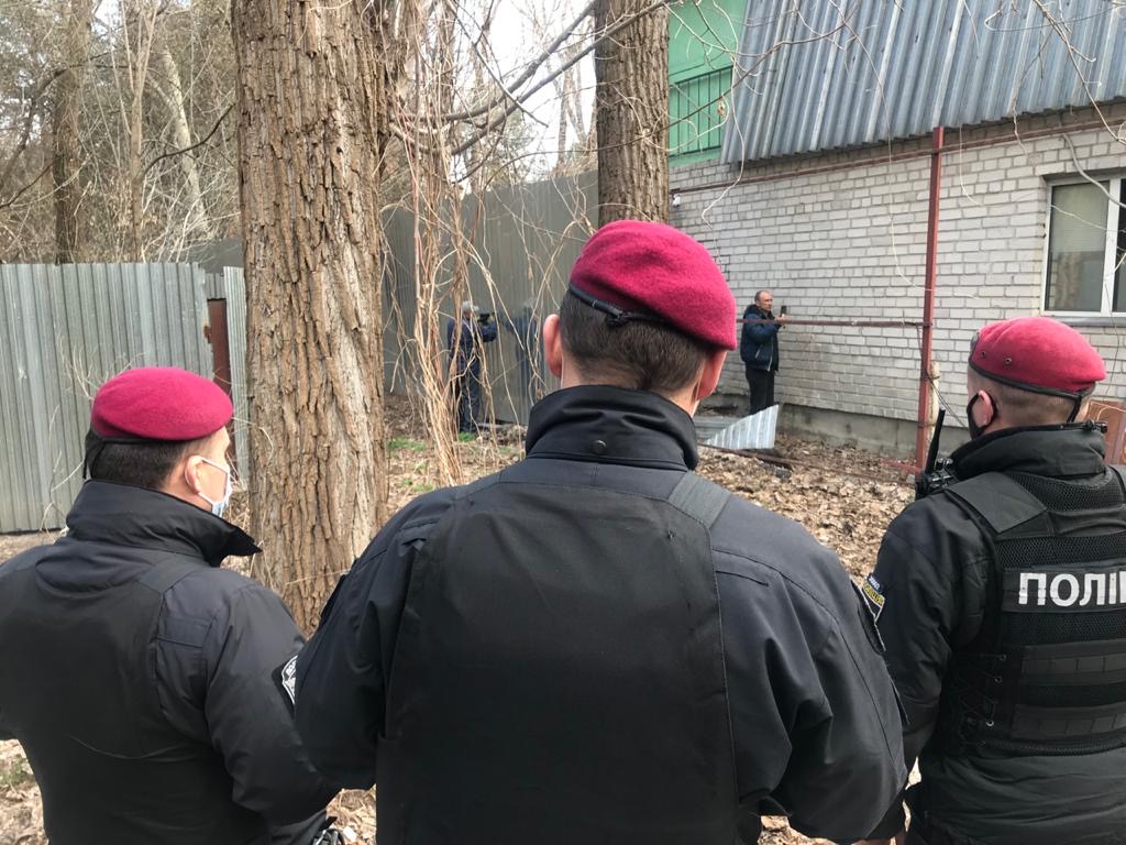 Облава на охранную фирму, связанную с Медведчуком (фото – LIGA.net) Полиция устроила облаву на охранную фирму, связанную с Медведчуком: фото