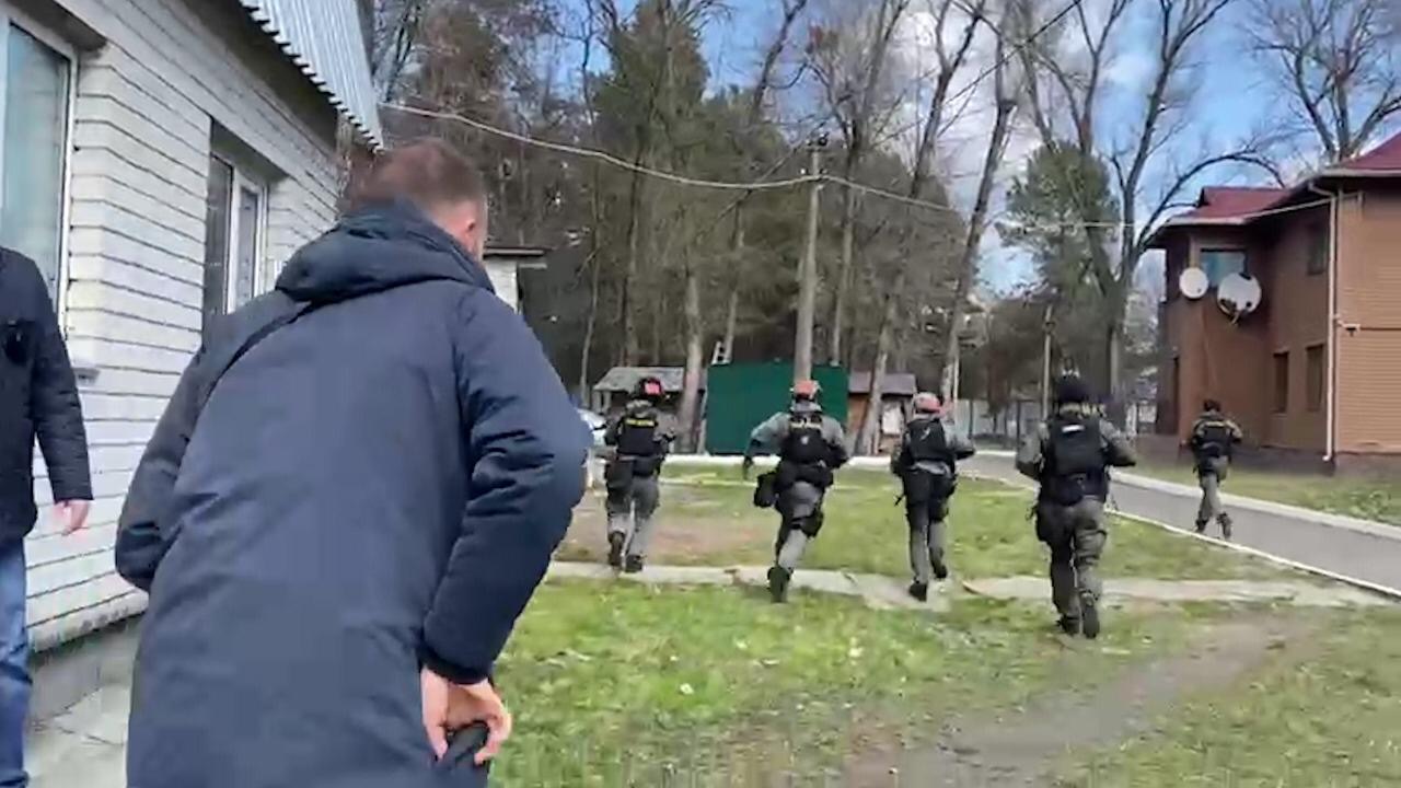 Облава на охранную фирму, связанную с Медведчуком (фото – LIGA.net) Полиция устроила облаву на охранную фирму, связанную с Медведчуком: фото