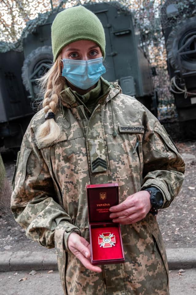 Витягала поранених із-під обстрілу під Шумами. Військову медичку нагородили орденом: фото