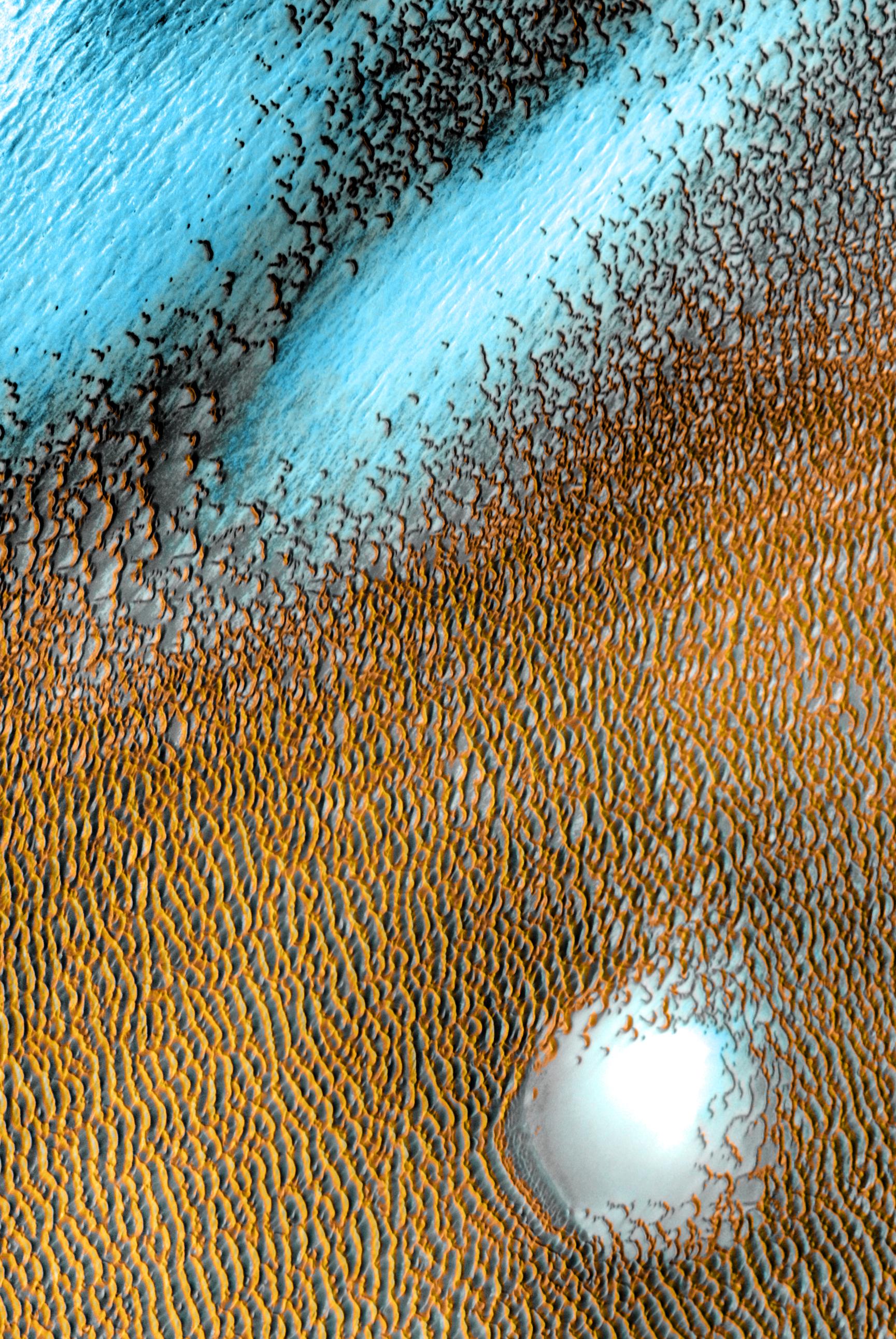 NASA показало "голубые" дюны на Марсе и объяснило, как они "посинели" – фото