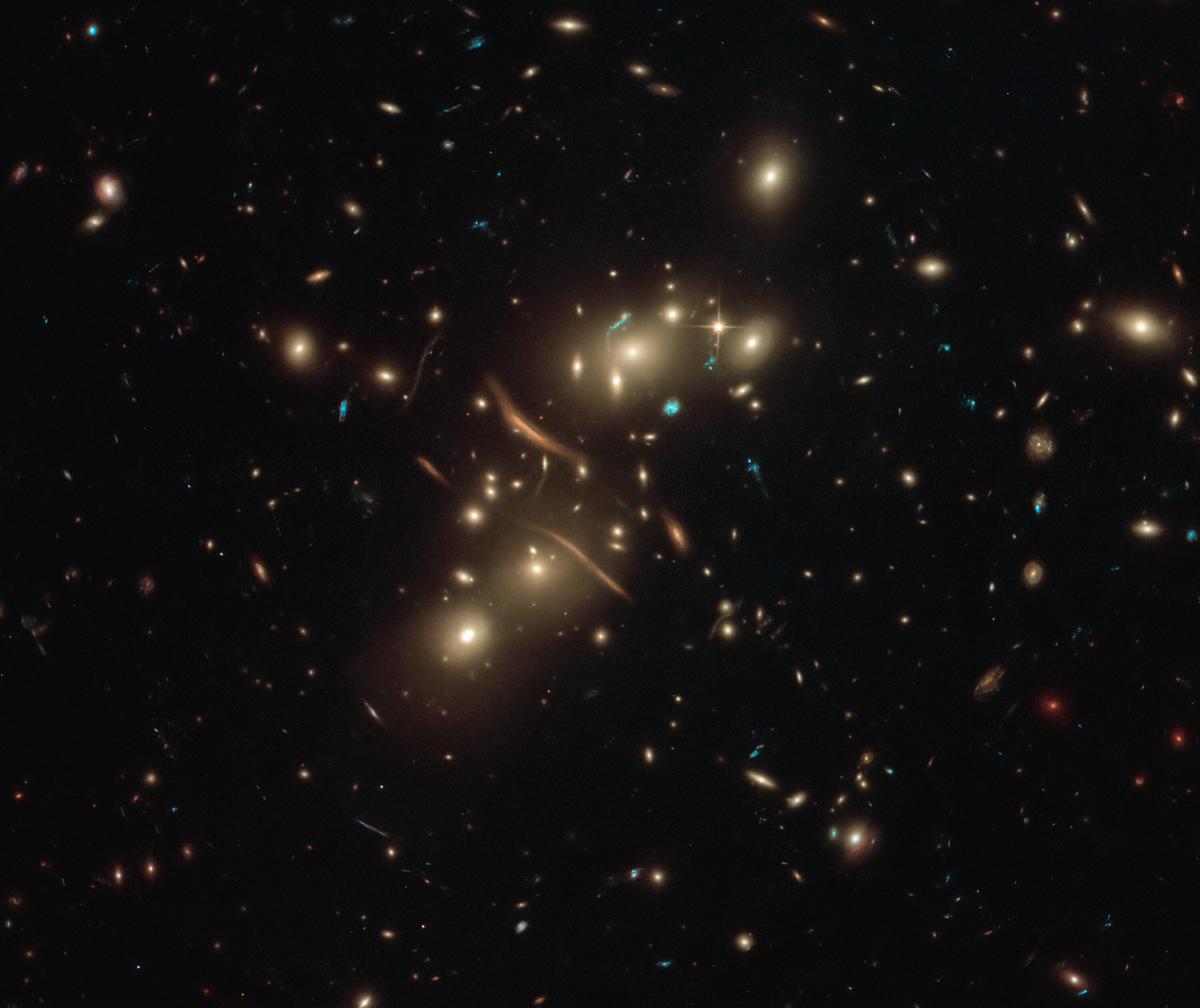 Hubble сделал снимок скопления галактик, которые искривляют свет от других созвездий: фото