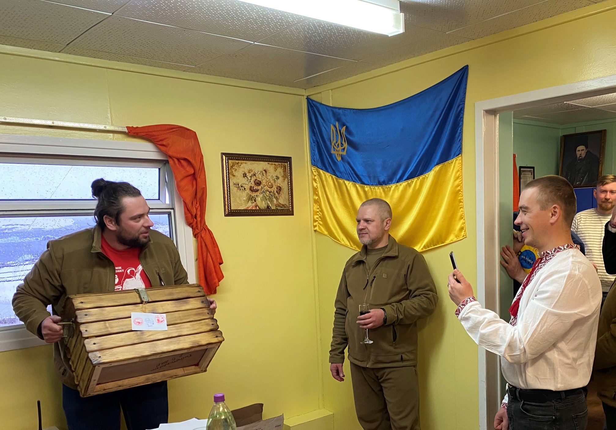 Передача ключа від станції і коробки з секретним подарунком. Фото: Оксана Савенко, Андрій Зотов, Настя Чигарева