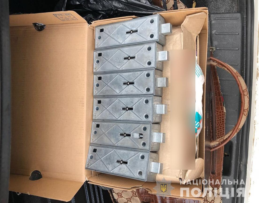 Фото: Нацполиция В США задержали подозреваемых в краже из банковских сейфов Украины более $30 млн: фото