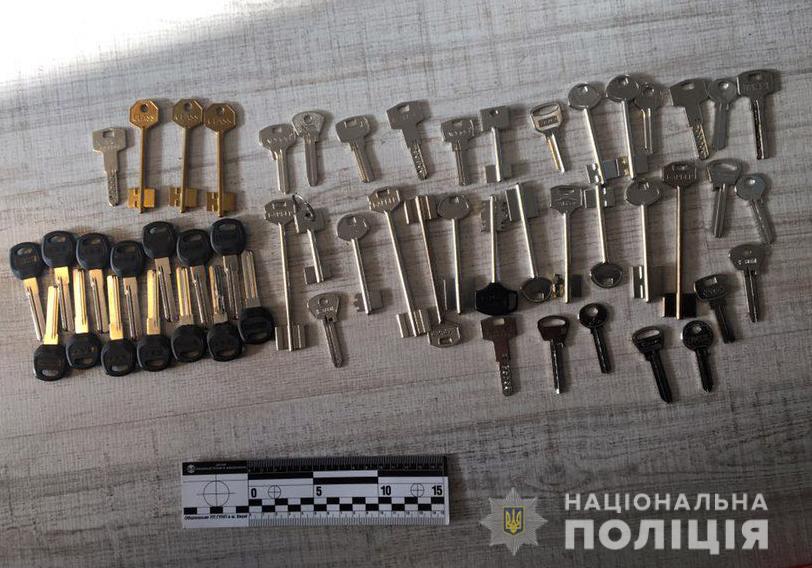 Фото: Нацполиция В США задержали подозреваемых в краже из банковских сейфов Украины более $30 млн: фото