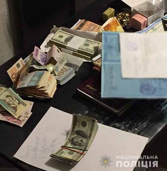 Фото: Нацполиция В США задержали подозреваемых в краже из банковских сейфов Украины более $30 млн: фото