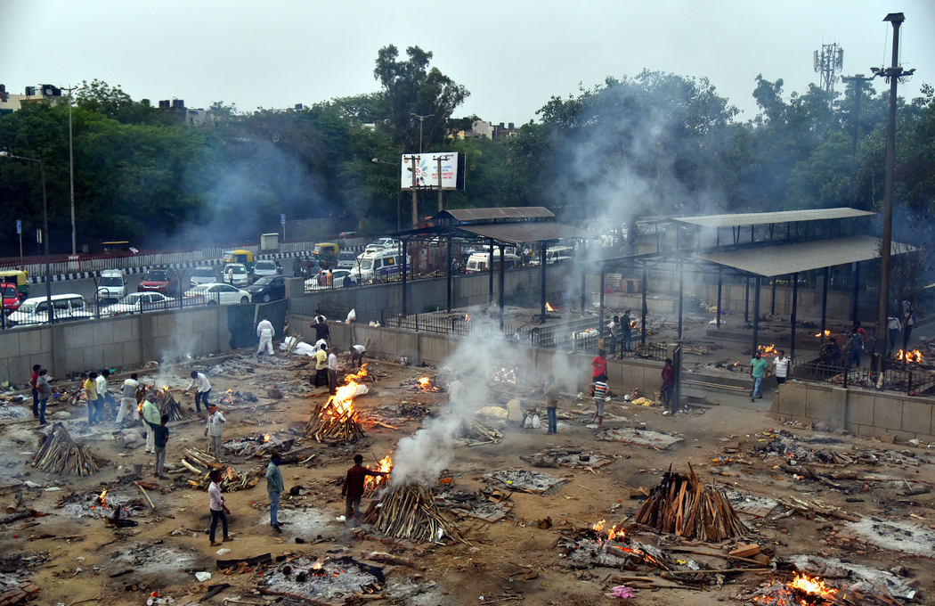 "Запах смерти". В Индии пик волны COVID, горят тысячи погребальных костров: фото, видео